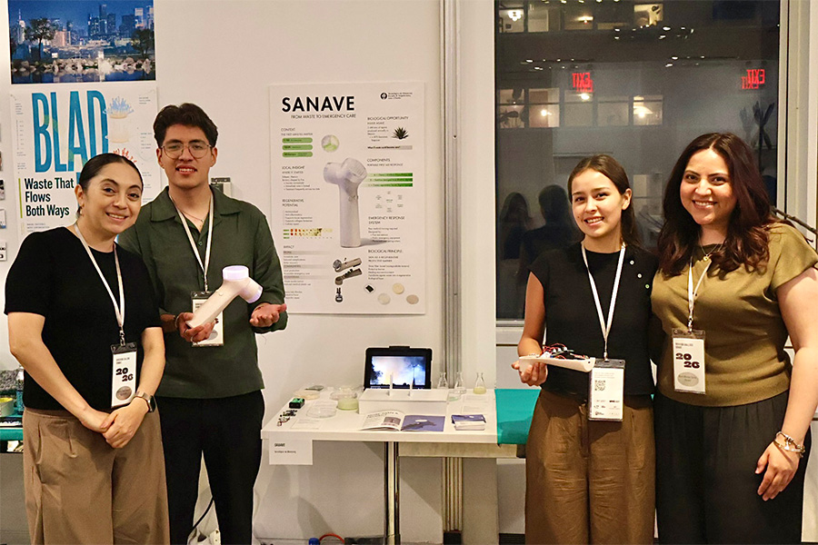 De izquierda a derecha: Yuliana T&oacute;nix, directora de divisi&oacute;n de la Escuela de Arquitectura, Arte y Dise&ntilde;o; Alejandro Montero, Valentina Facio y Mar&iacute;a Morales exhibiendo SANAVE en el Biodesign Challenge.