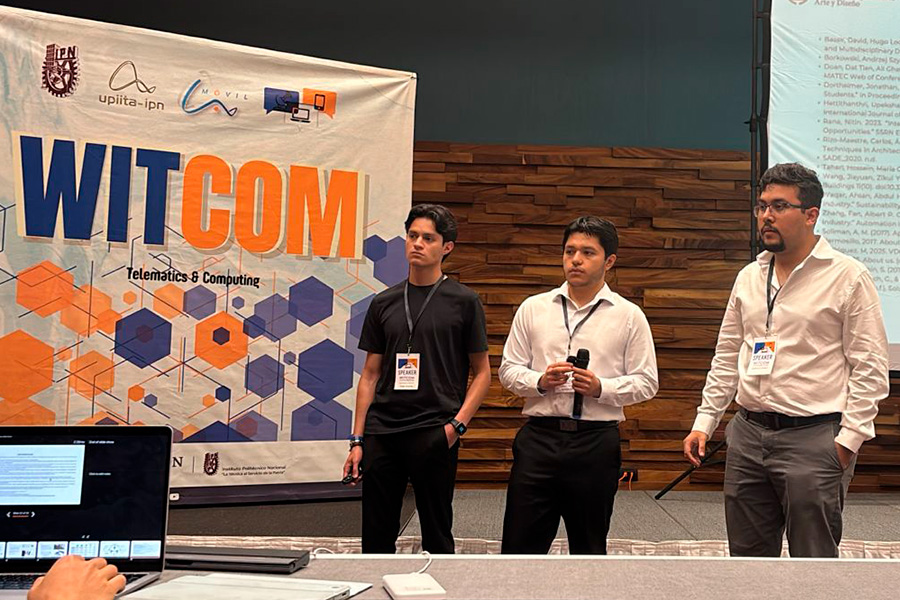 De izquierda a derecha: Diego Estrada, Ethan M&eacute;ndez y Gustavo Maldonado, estudiantes de Arquitectura en el Tec campus Estado de M&eacute;xico, presentando su investigaci&oacute;n en WITCOM.