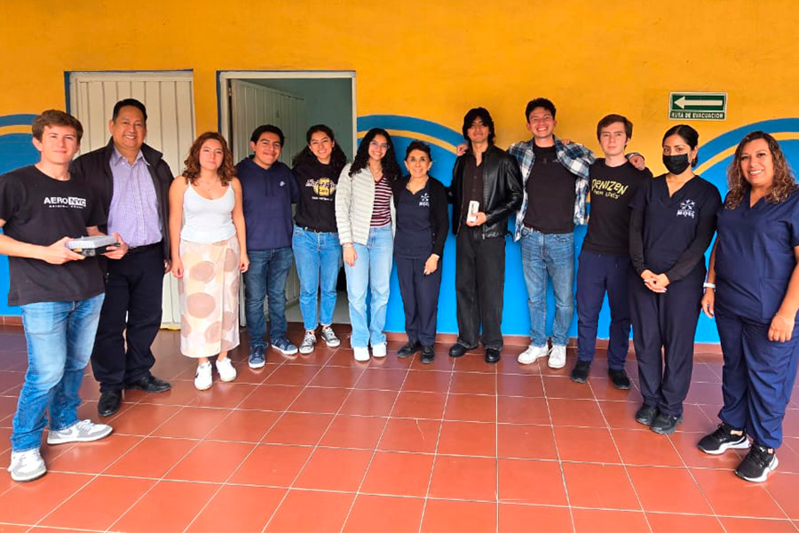 Estudiantes de Ingenier&iacute;a Mecatr&oacute;nica con miembros de la Comunidad MOSS IAP.