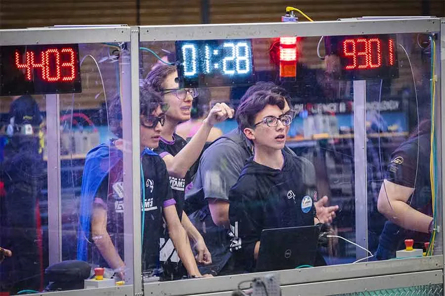Estudiantes del Tec de Monterrey campus Chihuahua, compitiendo en la FIRST Robotics Competition de robótica.