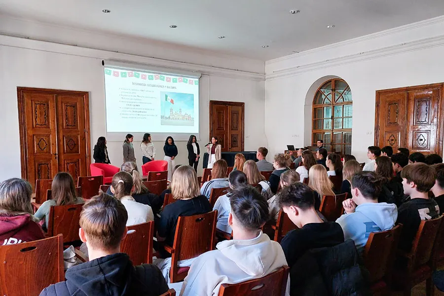 Estudiantes Tec realizan servicio social con Embajada de México en Austria