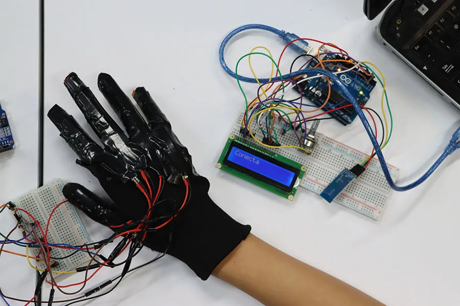 mini pantalla escribe en tiempo real la traducci&oacute;n del guante