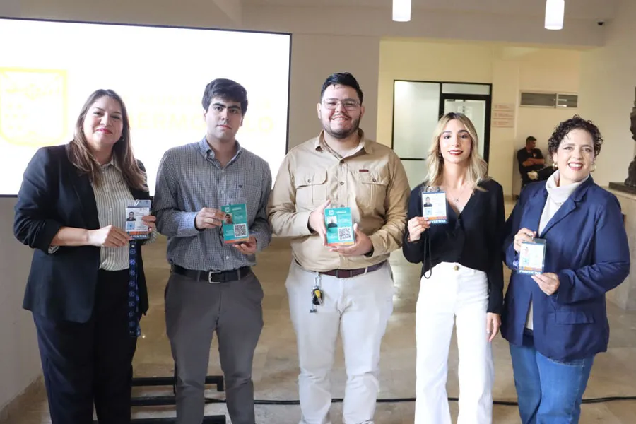 5 personas posando sosteniendo gafetes con c&oacute;digos QR.