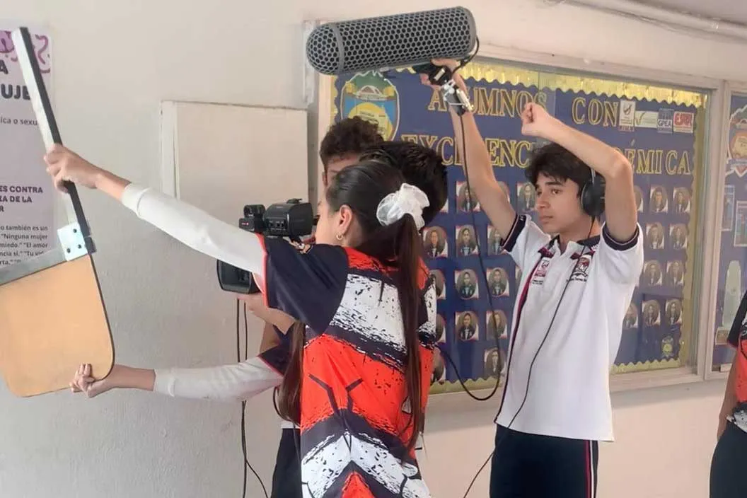 Estudiantes de la secundaria Jaime Torred Bodet en realizaci&oacute;n de corto. 