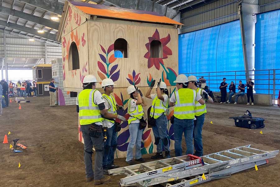Estudiantes del Tec trabajan en la casa de madera dentro del Timber Strong.