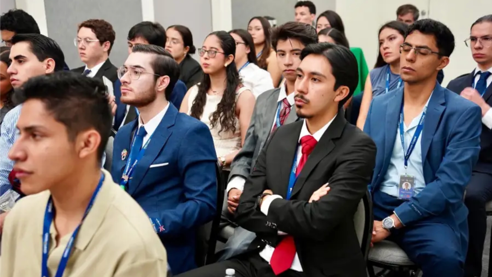 Estudiantes del bootcamp durante conversaci&oacute;n del taller