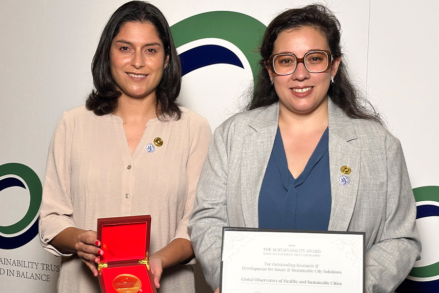 Eugen Reséndiz recibe el Nobel Sustainability Trust Award junto a una integrante de su equipo de investigación.