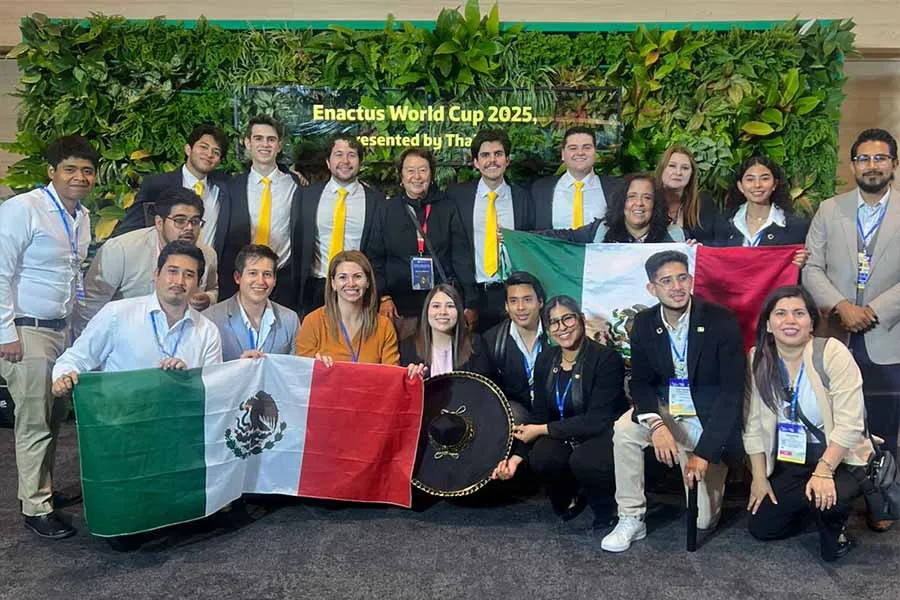 Grupo de varias personas posando juntos con banderas mexicanas. 