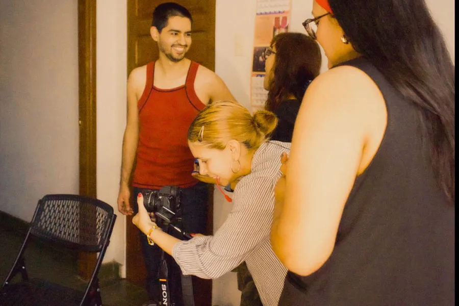 4 j&oacute;venes en medio de grabar una escena de un cortometraje. 