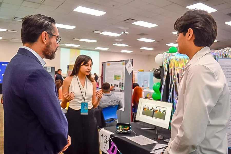 Alumnos PrepaTec Navojoa presentando su proyecto Dilanova en ExpoCiencias