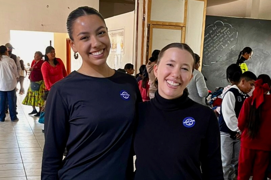 Fabiola Díaz y Valentina Santacruz, estudiantes del Tec campus Chihuahua, coordinadoras del evento The Street Store en la colonia Ladrillero Norte de Chihuahua