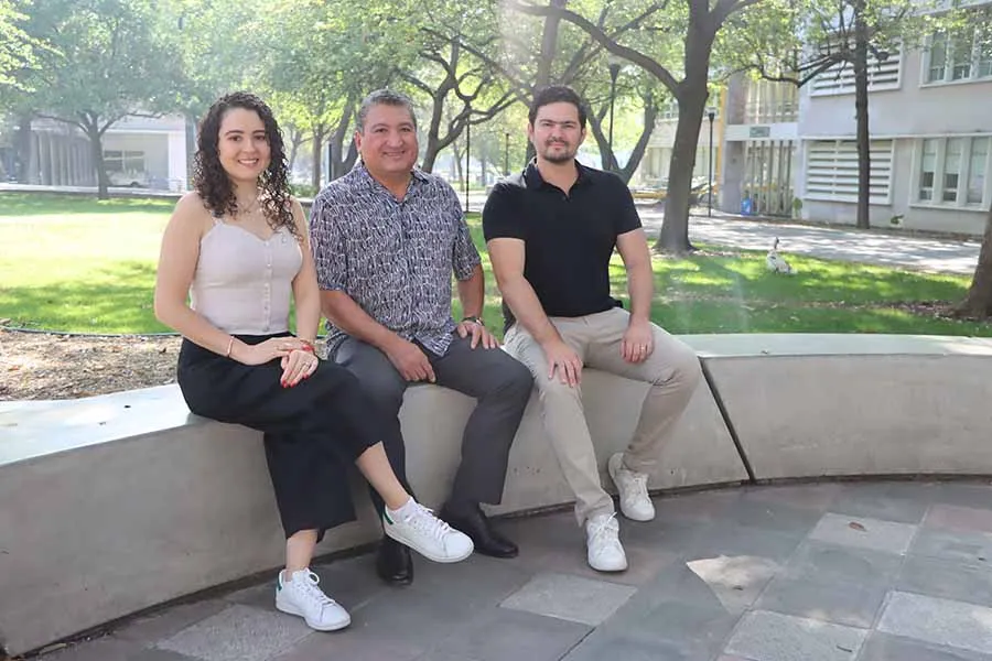 Familia Castro Garc&iacute;a, egresados del Tec de Monterrey, en el campus Monterrey. 