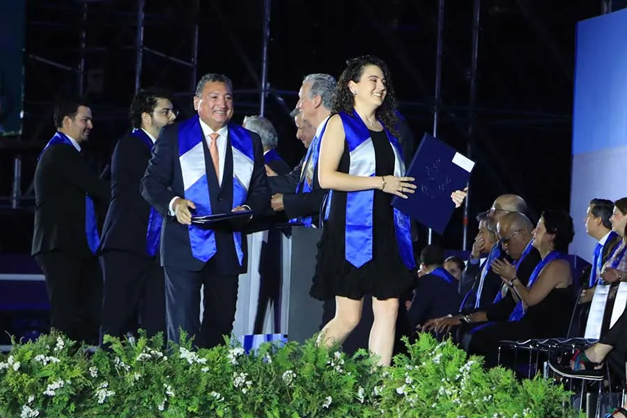 Familia Castro Garc&iacute;a, egresados del Tec de Monterrey, en ceremonia de graduaci&oacute;n.