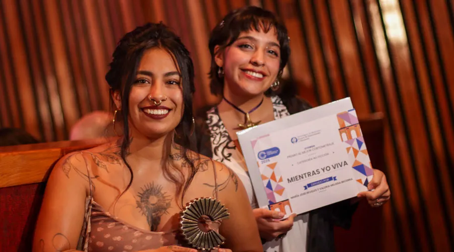 Estudiantes del Tec con su premio en el Festival de Cortometrajes