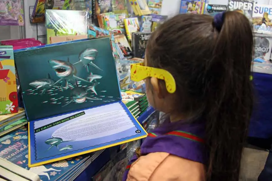Para los m&aacute;s peque&ntilde;os hay libros con im&aacute;genes en 3D que pueden ver con lentes especiales.