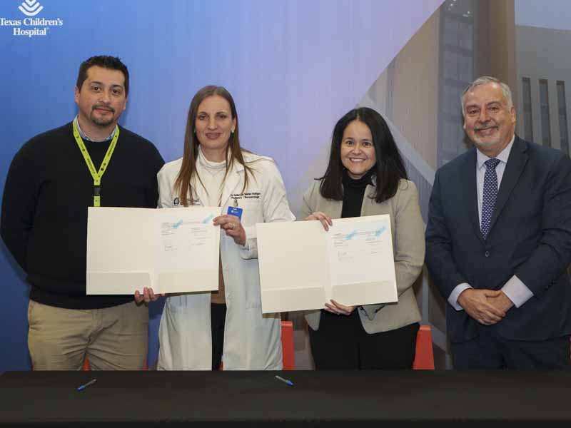 Ing. Alejandro Gil, director General de Hospitales TecSalud; Dra. Guillermina Sánchez, directora de Institutos de TecSalud; Lic. Paola Álvarez-Malo vicepresidenta de Texas Children´s Hospital; y Dr. Armando Correa, director médico del Departamento Internacional y de Destino de Texas Children’s Hospital