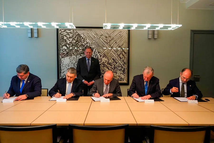 Firma convenio en Espa&ntilde;a