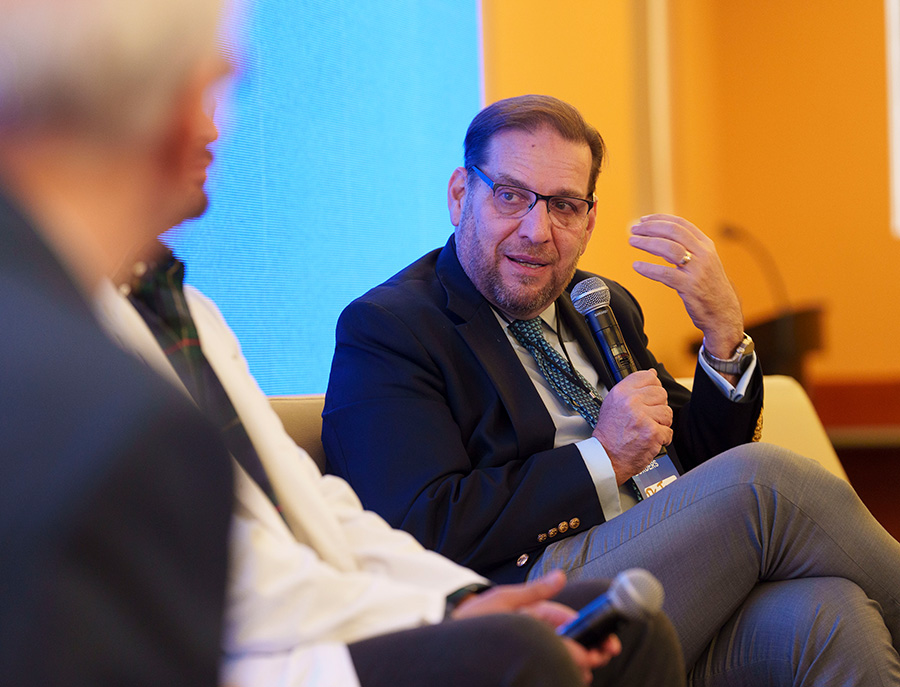 Doctor Jorge Valdez hablando en panel sobre Liderazgo en Salud.