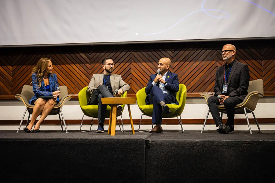 Adriana Gidi, Oscar Tamez, Gerardo Garc&iacute;a y Phil Fisher durante un panel