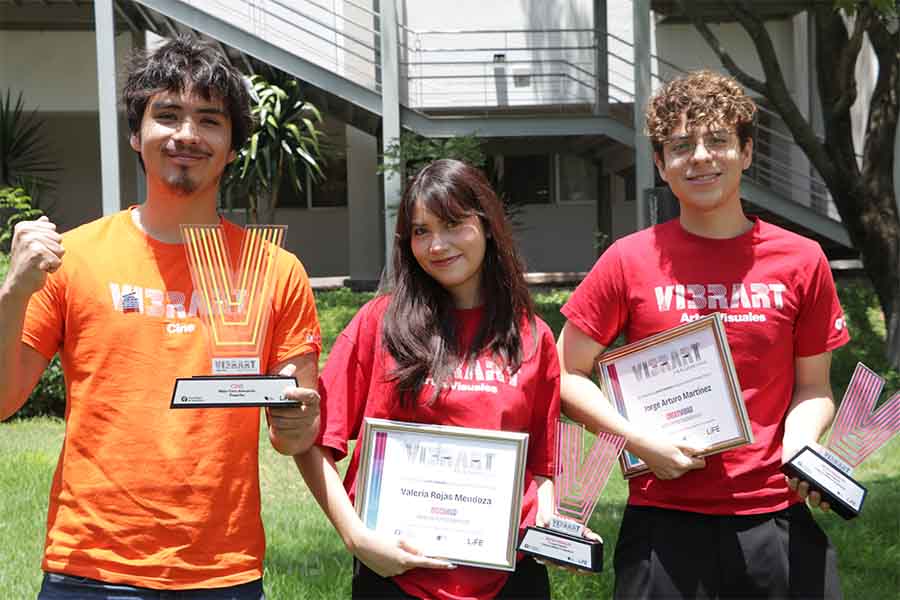 Estudiantes con sus premios