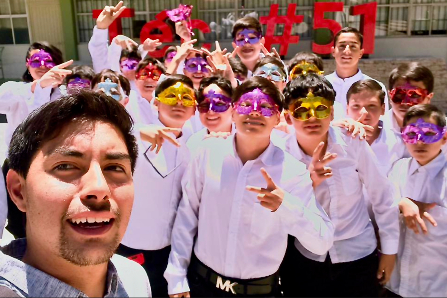 Froilán Gutiérrez, Talento que Inspira 2026 de Vibrart, con un grupo de secundaria de Cuauhtémoc, Chihuahua.