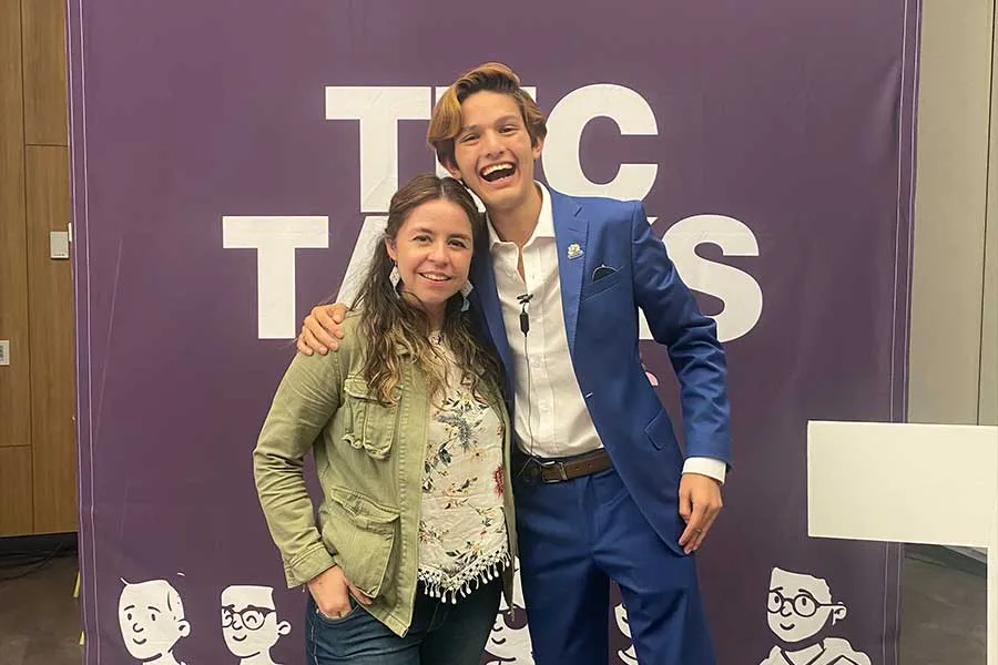 Gabriel con Marie Shanti, directora del programa Bicultural