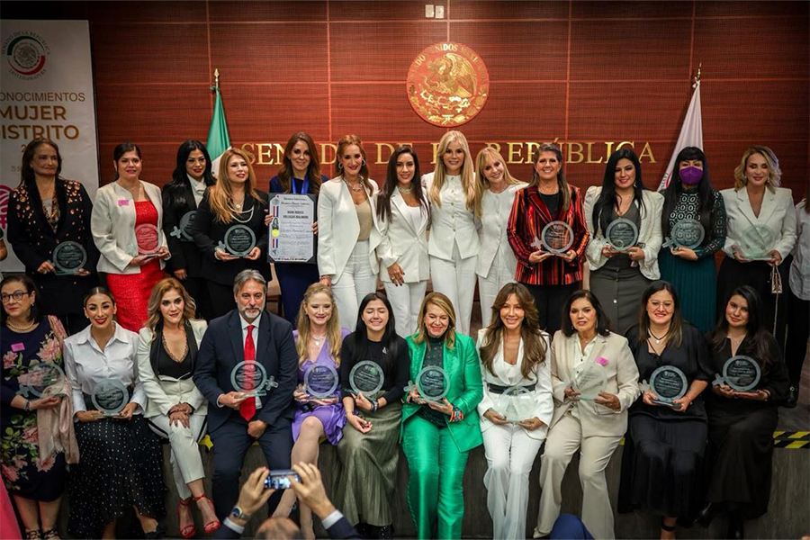 Ganadoras del Premio Mujer Distrito 2025 reunidas durante la ceremonia en el Senado de la República.