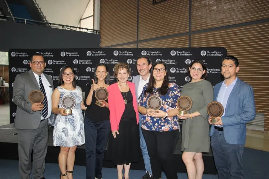Ricardo Bautista, Alba Cázares, Luzella Rodríguez, Adangélica Requenes, Zoé Montoya y Norman Ramírez, ganadores del Premio LiFe en el  campus Monterrey, junto a Moraima Campbell y Luis Raúl Domínguez (centro), directivos de LiFE.