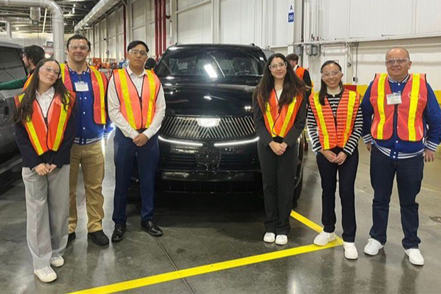 De izquierda a derecha: Alexa Escalona, Carlos Osorio, Fernando Gómez, Paulina Parra, Lizbeth González y Andrés García en su visita a una fábrica de GM.