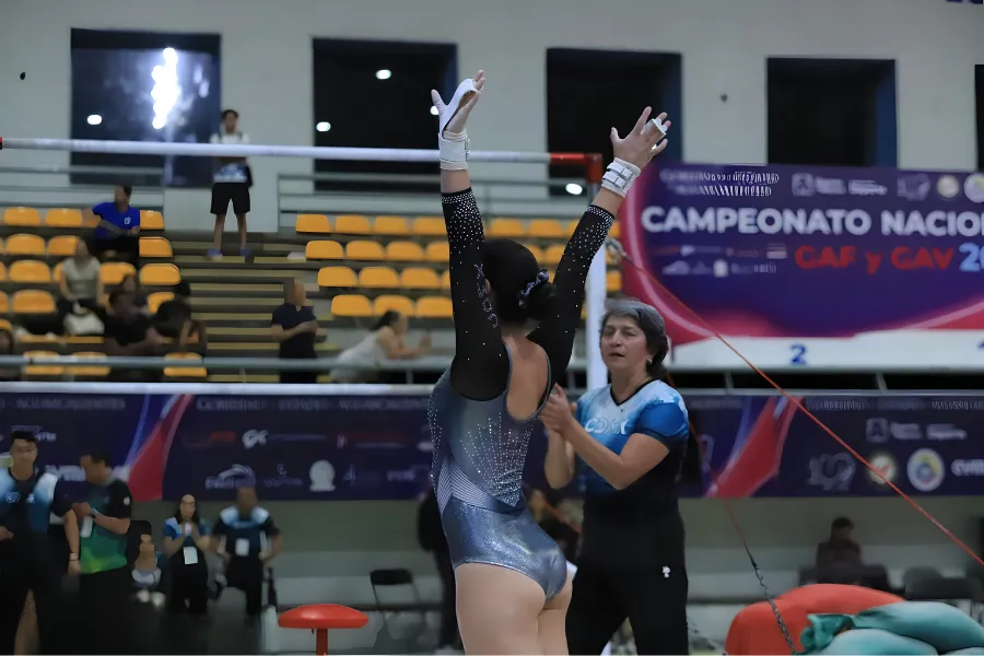 La gimnasta y estudiante de PrepaTec Ainara Rodr&iacute;guez realizando una rutina durante el Campeonato Nacional de Gimnasia Art&iacute;stica.