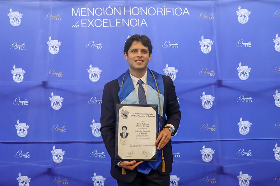 André Moreno, egresado con Mención Honorífica