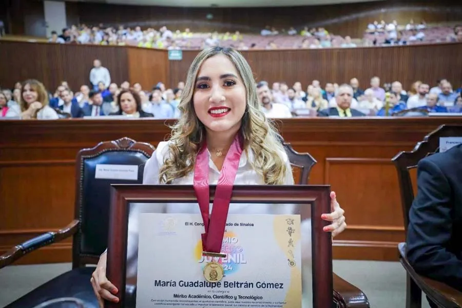 María Guadalupe recibiendo reconocimiento al Mérito Juvenil. Foto: Cortesía