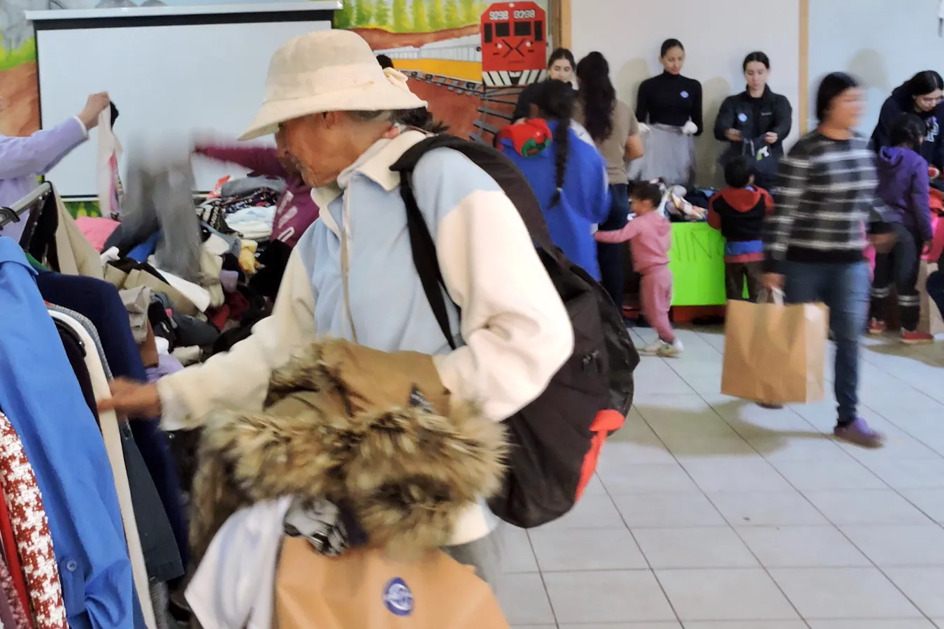 Habitante de la colonia Ladrilleros Norte visita The Street Store montada por estudiantes del Tec Chihuahua