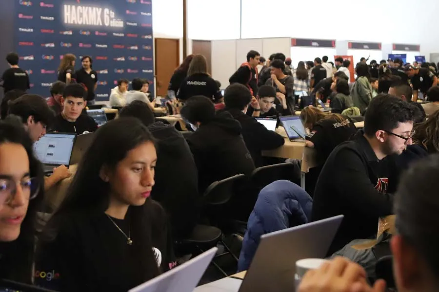 Estudiantes trabajando durante el HackMX6 del Tec campus Estado de México.