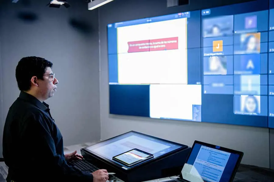 Los profesores cuentan con un centro de control donde tienen una pantalla t&aacute;ctil donde pueden escribir, compartir actividades y resolver ejercicios.