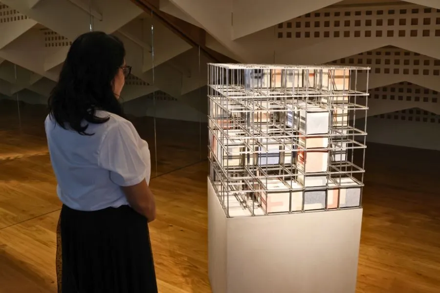 Profesora reflexionando en el espacio del homenaje