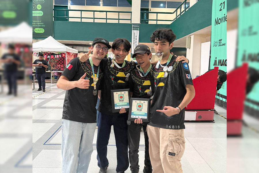 Equipo Hypebirds 16818 de PrepaTec Ciudad de M&eacute;xico posa con su medalla tras ganar el regional de FIRST Tech Challenge.
