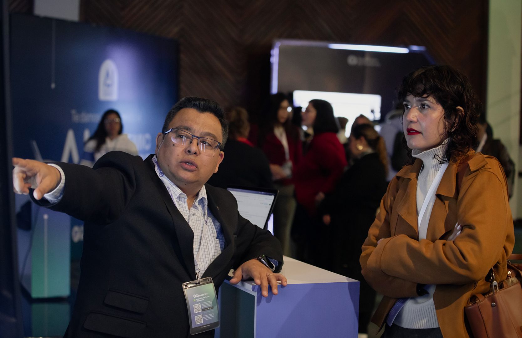 Profesor explica a asistentes los proyectos de IA en la ense&ntilde;anza.