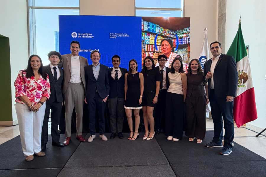 Alumnos presentando en el TEC LIFT Lab