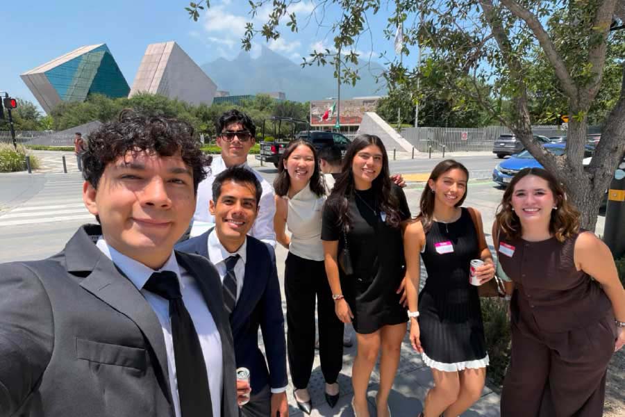 Alumnos de Ingeniería Industrial en frente del servilletero y el Cerro de la Silla