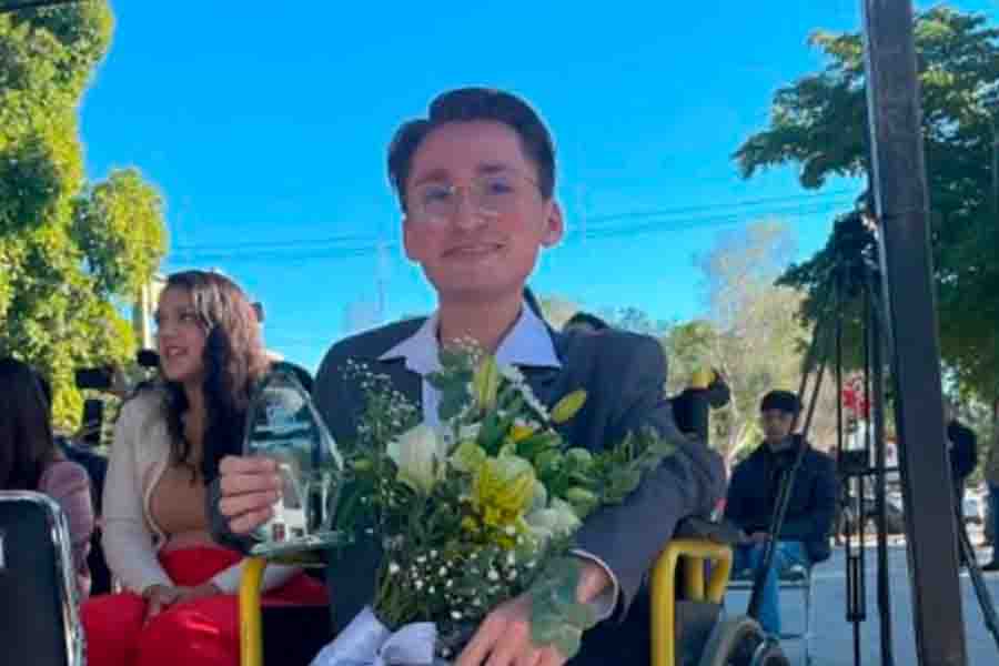 Ian Figueroa con su premio a la categoria discapacidad e inclusion