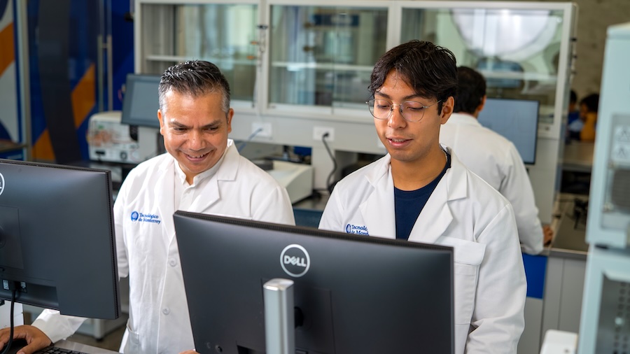 Alumno realizando pr&aacute;cticas en el laboratorio.