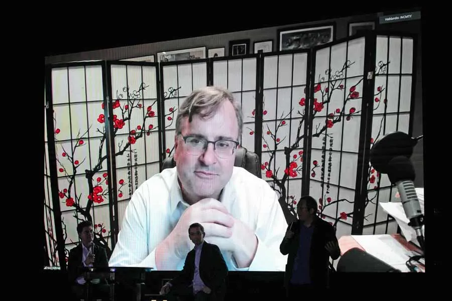 Reid Hoffman, creador del concepto Blitzscalling y cofundador de LinkedIn y Open AI, particip&oacute; en una din&aacute;mica respondiendo las preguntas de los asistentes a la gala de la primera noche de incMTY.