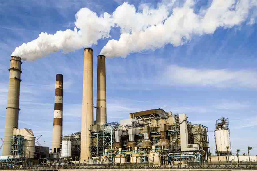 Industria con chimeneas arrojando humo