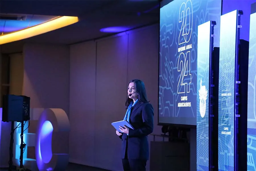 Vanessa Hern&aacute;ndez presentando en el Informe Anual