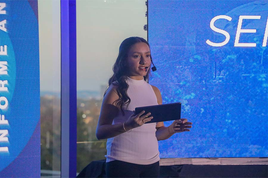 Alumna presentando el Informe