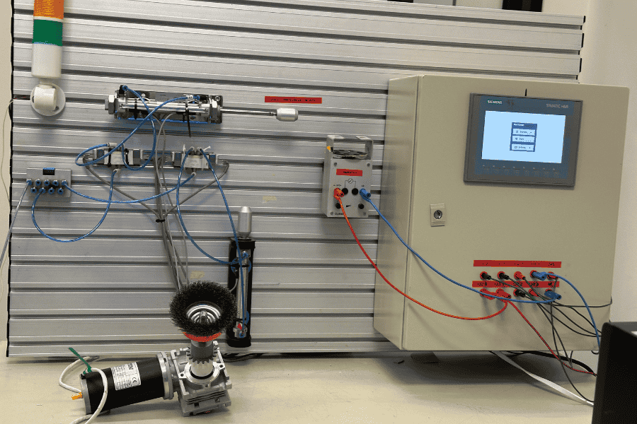 M&aacute;quina con la que los estudiantes trabajaron a distancia. Foto: Cortes&iacute;a