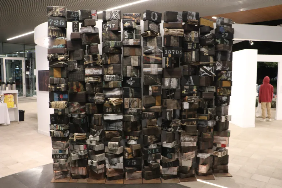 Instalaci&oacute;n art&iacute;stica de la exposici&oacute;n Migrantes. Una historia de dos corazones en el Tec CCM.