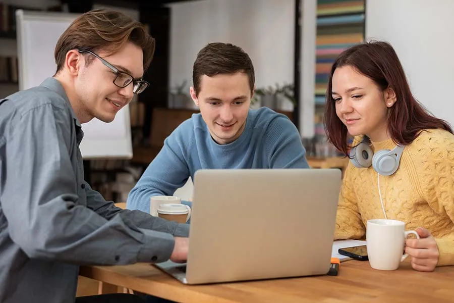 Estudiantes usando la computadora