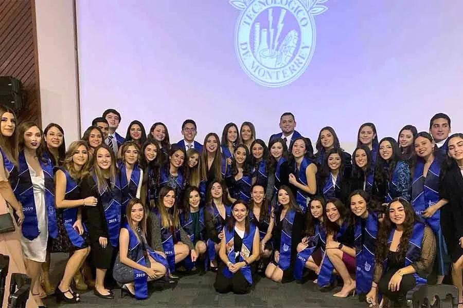 Beatriz González graduación LEM campus Monterrey